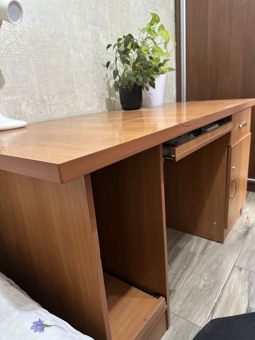 Продается письменный стол,компьютерный