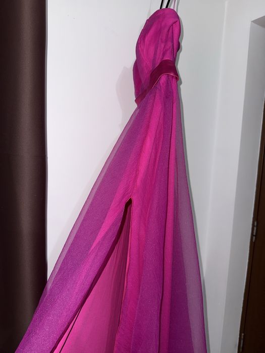 Rochie fucsia cu crepeu pe partea stanga
