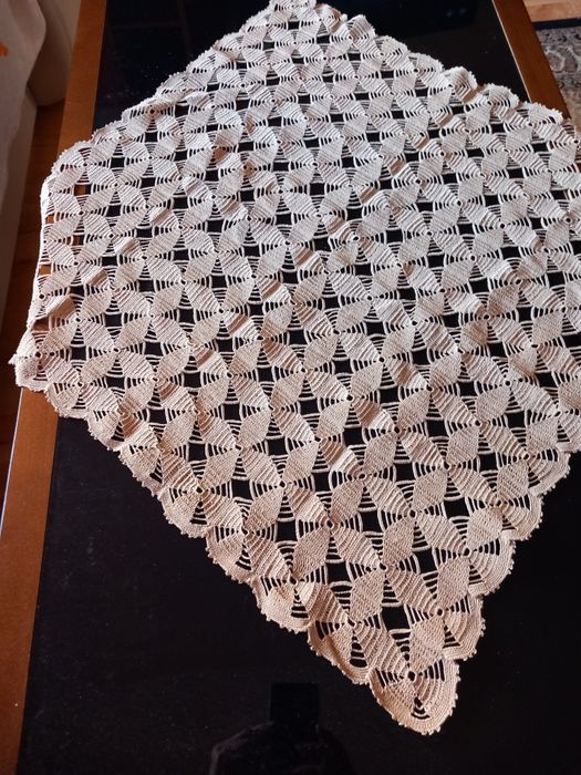 Ръчно плетено каре за маса