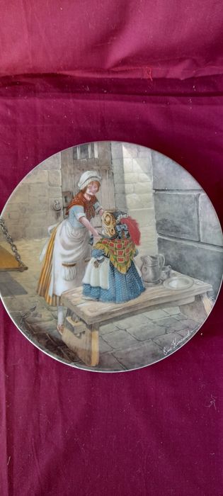 Pereche farfurii decorative din porțelan wedgwood