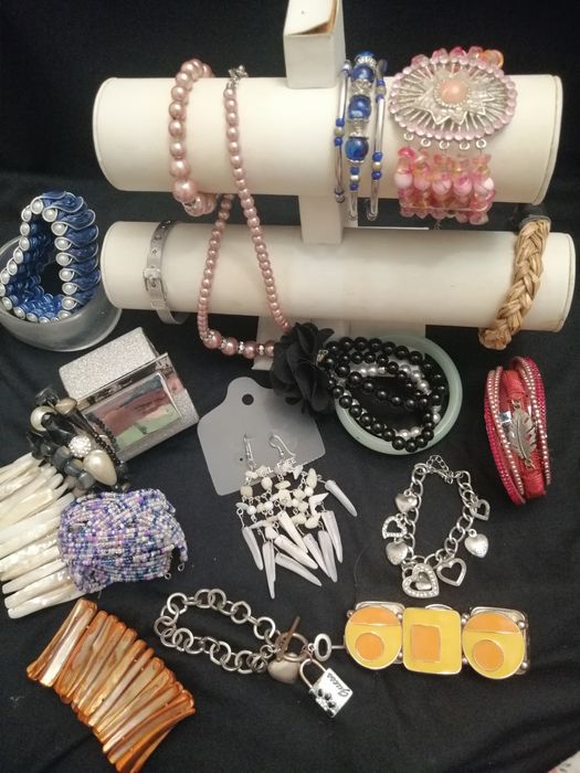 Дамски гривни по 5 лв за 1 брой, колиета по 7 лв за 1 брой