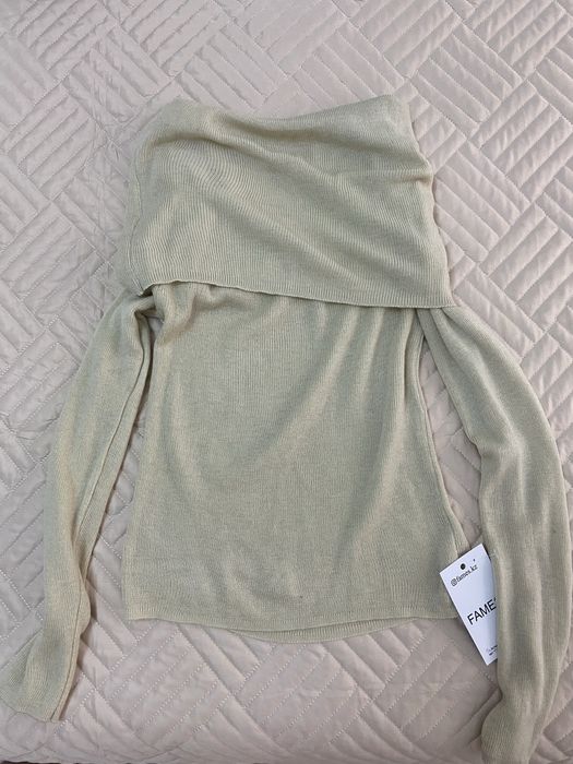 Кофта с открытыми плечами