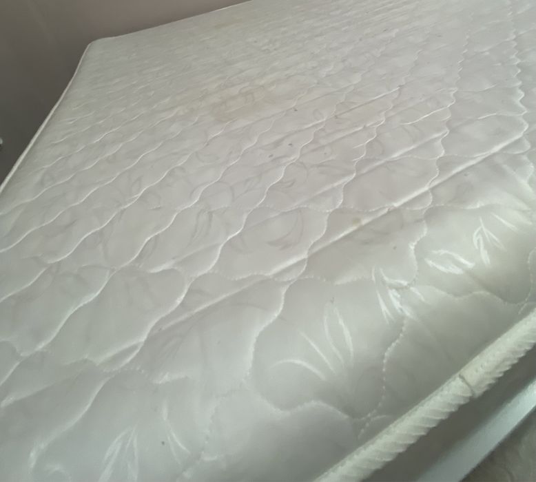 Матрас белый б/у
