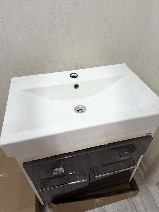 Шкаф и раковина сатылады