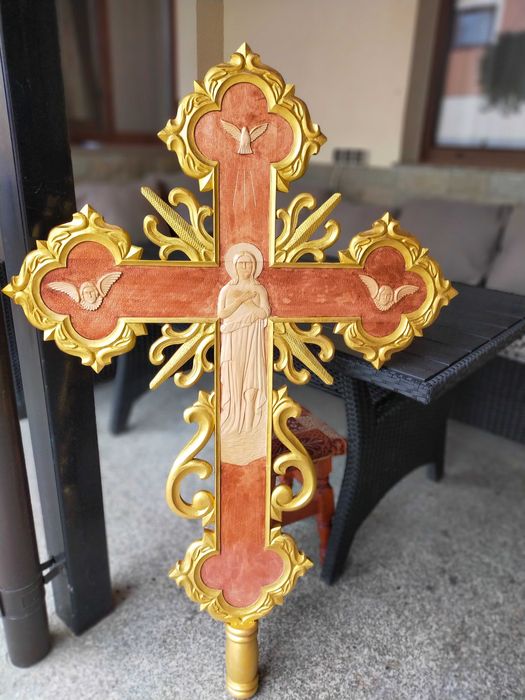 Cruce sculptata din lemn