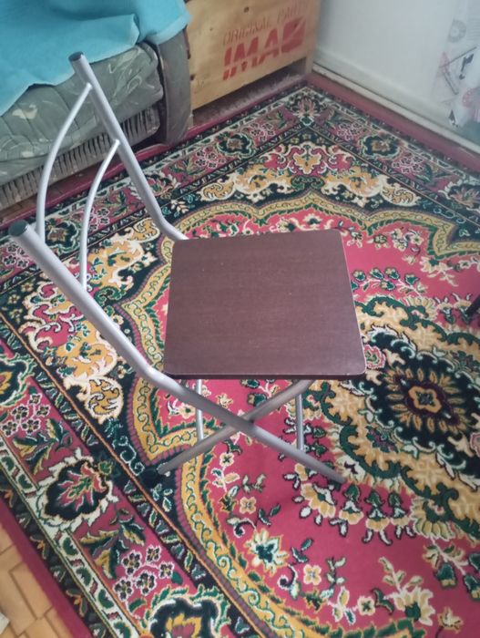 Отдам обеденный стол с четырьмя стульями.