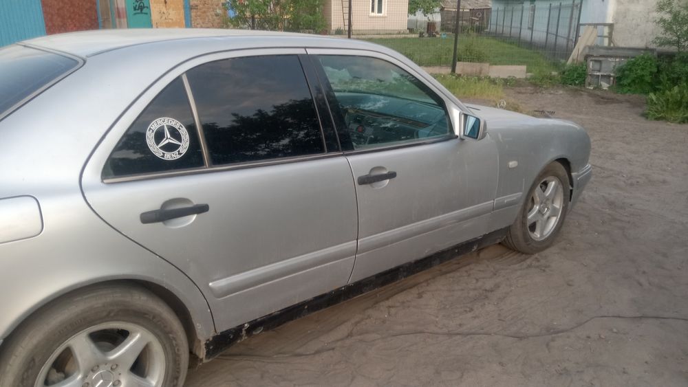 Крылья задние мерседес 190,210й