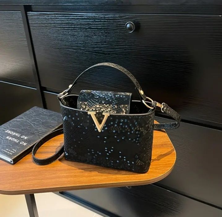 Geanta mini,model Vltn,logo metalic auriu, saculet, etichetă