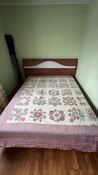 Двуспальная кровать из дерева