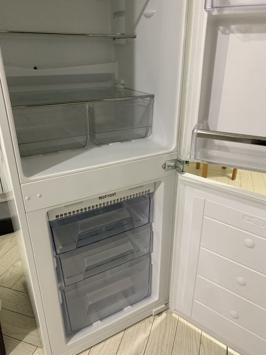 Встроенный холодильник