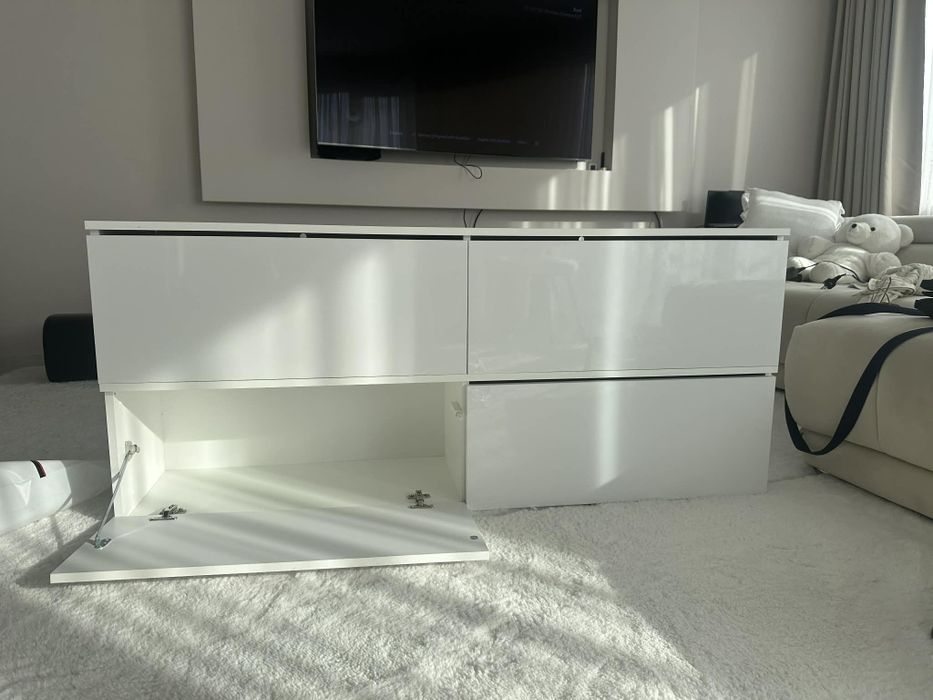 Тв шкаф , бял лак , пуш бутон