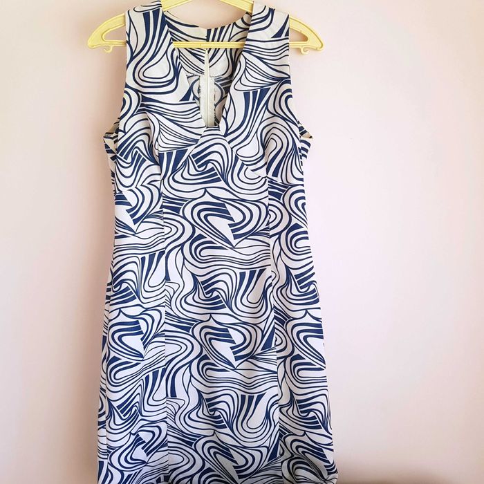 Платье белое с голубыми полосами, без рукава