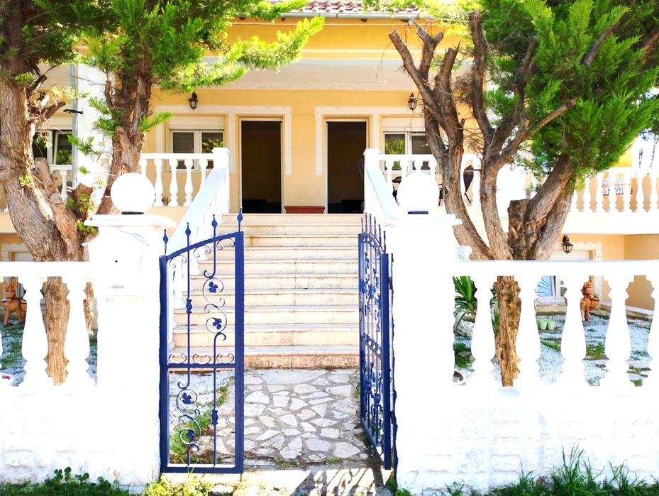 Продава къща на 3 ет 286 м2 и двор 368 м2 в Паралия Врасна, Гърция