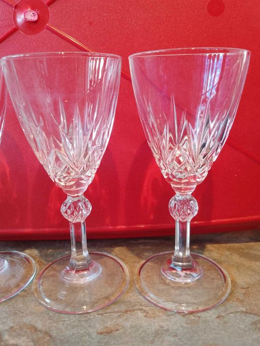 Два комплекта от по 4 броя кристални чаши: за вино и ракия