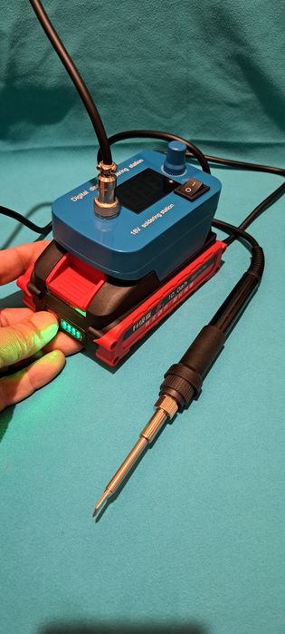 Statie de lipit + acumulator în sistem Makita ; lanternă și powerbank