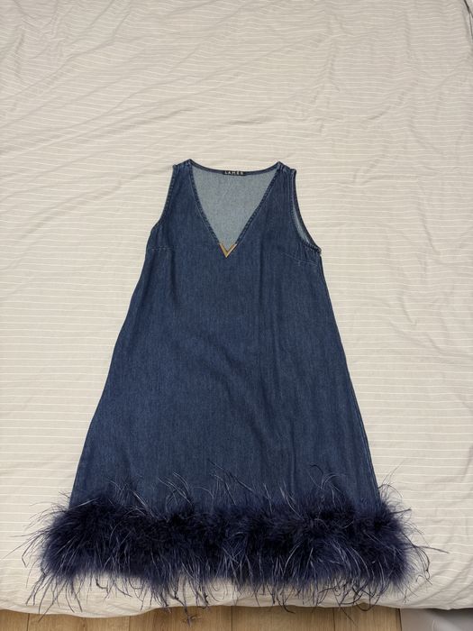 Дънкова рокля с пера