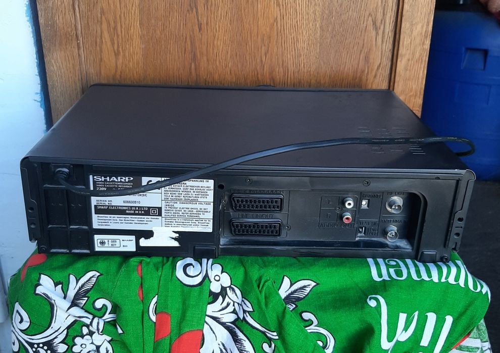 Vând videorecorder sharp stereo 4 head în stare bună funcționabil