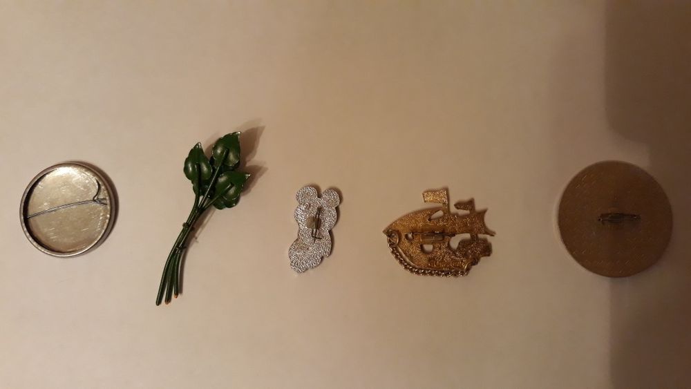 Продам значки 3 000 каждый