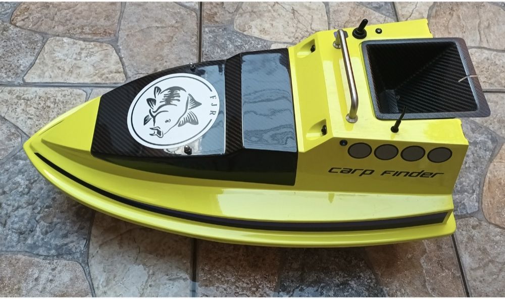 Navomodel pescuit de tip trimaran