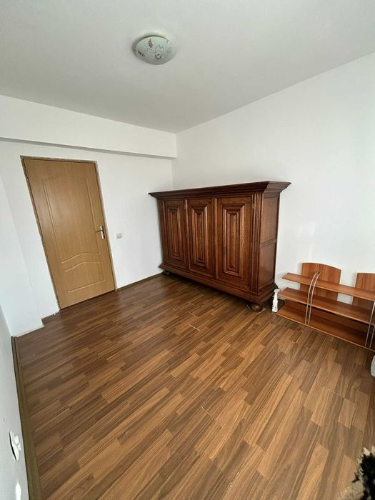 Închiriez apartament semimobilat apahida, 3 camere, zona centrala