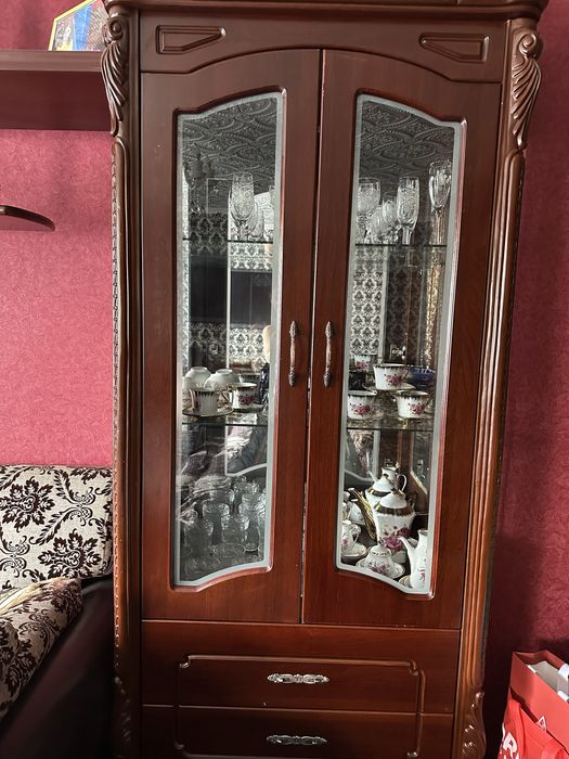 Стол стулья тумба сервант