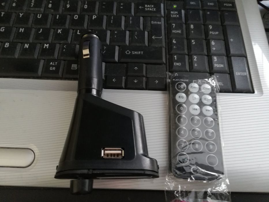 Блутут изписва песните Bluetooth FM Handsfree Transmitter