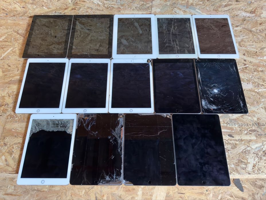Lot iPad pentru piese sau de reparat
