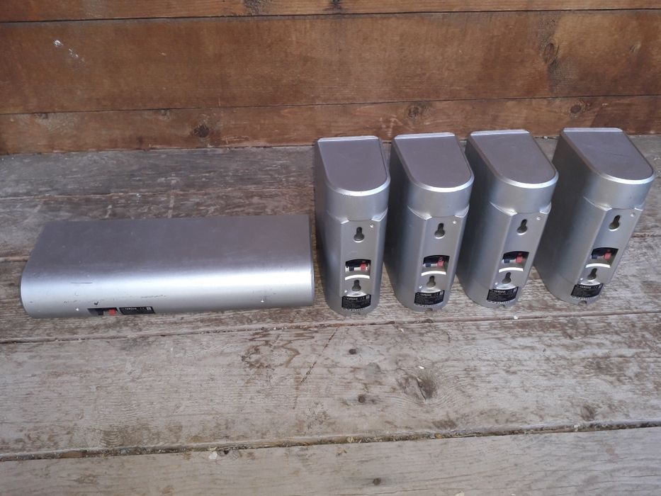 Vând 4 sateliți și o boxa centrala, marca Yamaha, model NX- C130,