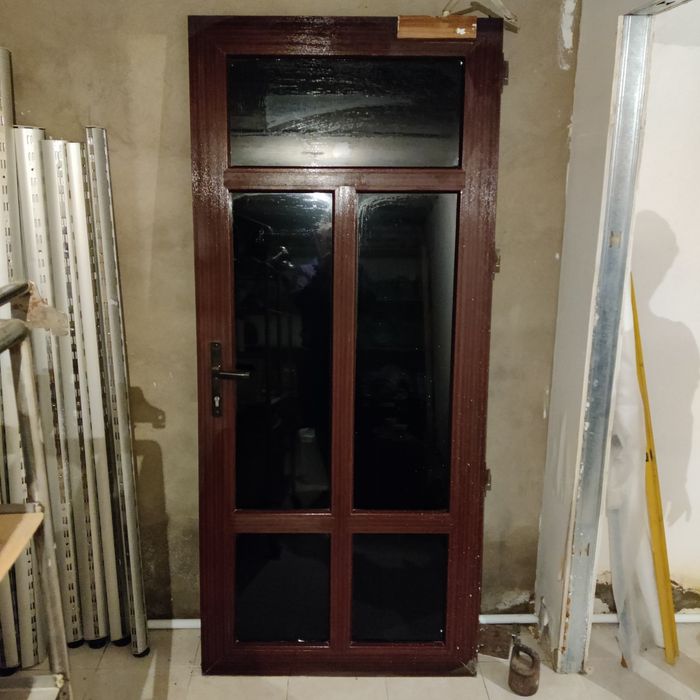 Дверь входная, металлопластик