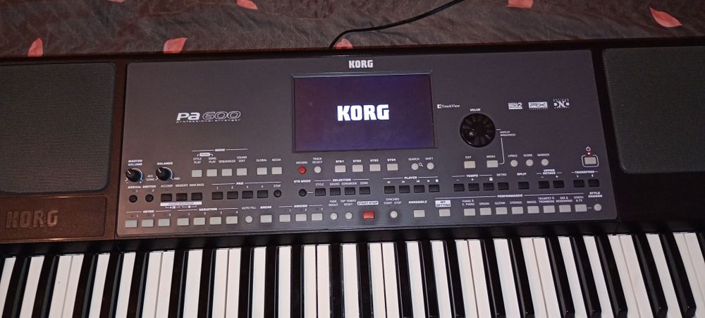 Продавам Korg pa 600