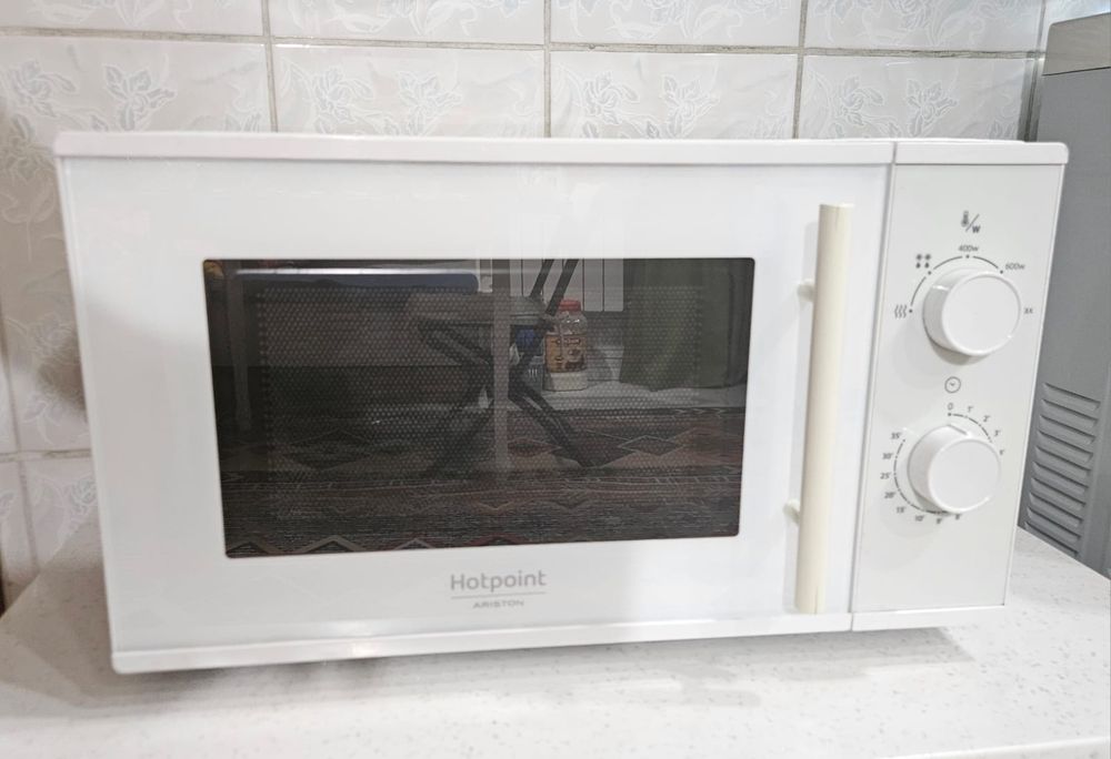 Микроволновка бу Hotpoint ARISTON