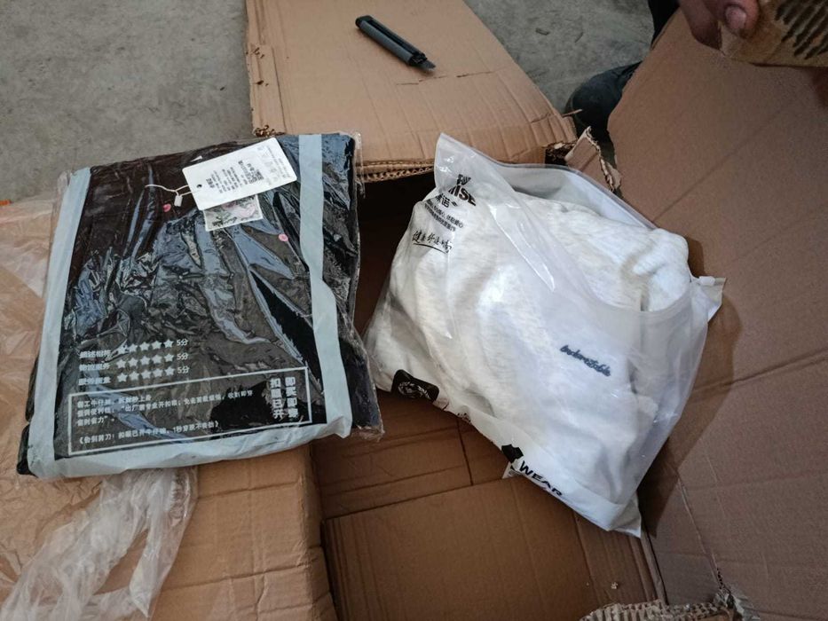 Одежда и обувь. Чехлы и шапки.