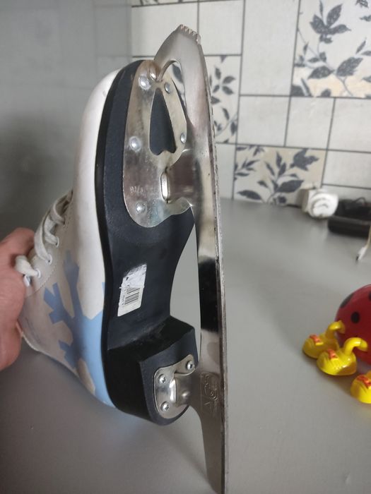 Продам фигурные коньки