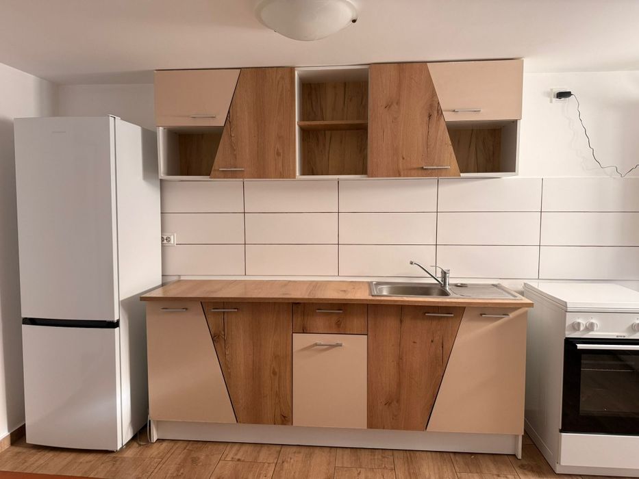 Închiriez casa la curte