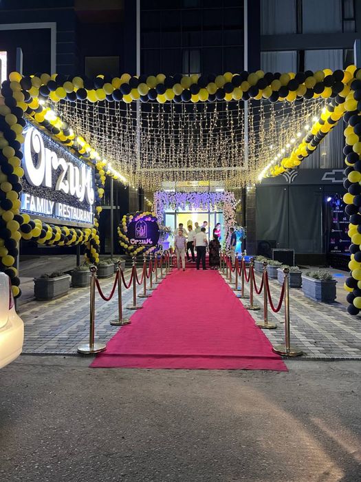 Золотые ограничительные стойки, президентские стойки, красная дорожка