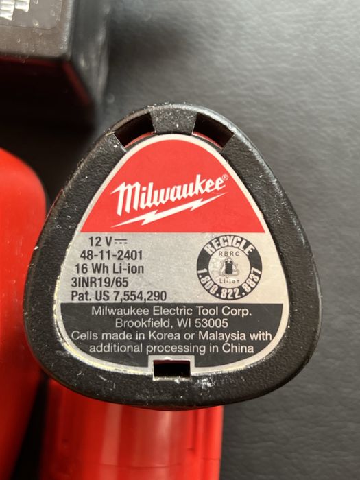 Set Incarcator si 2 baterii Milwaukee M12