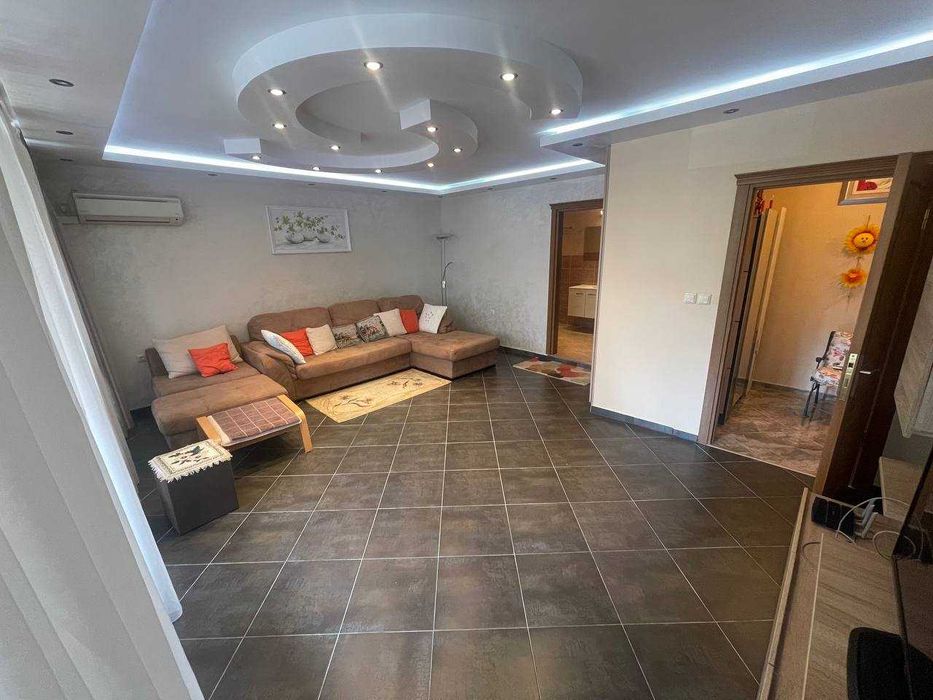 Продава се Тристаен апартамент в Бургас, Лазур - 110 кв.м за 2273 €/кв.м - Снимка #2