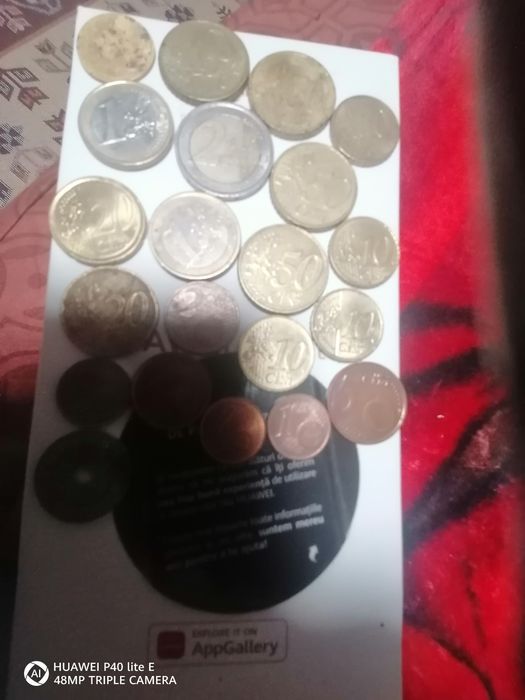 Monede euro și un bănuț de 5 românesc