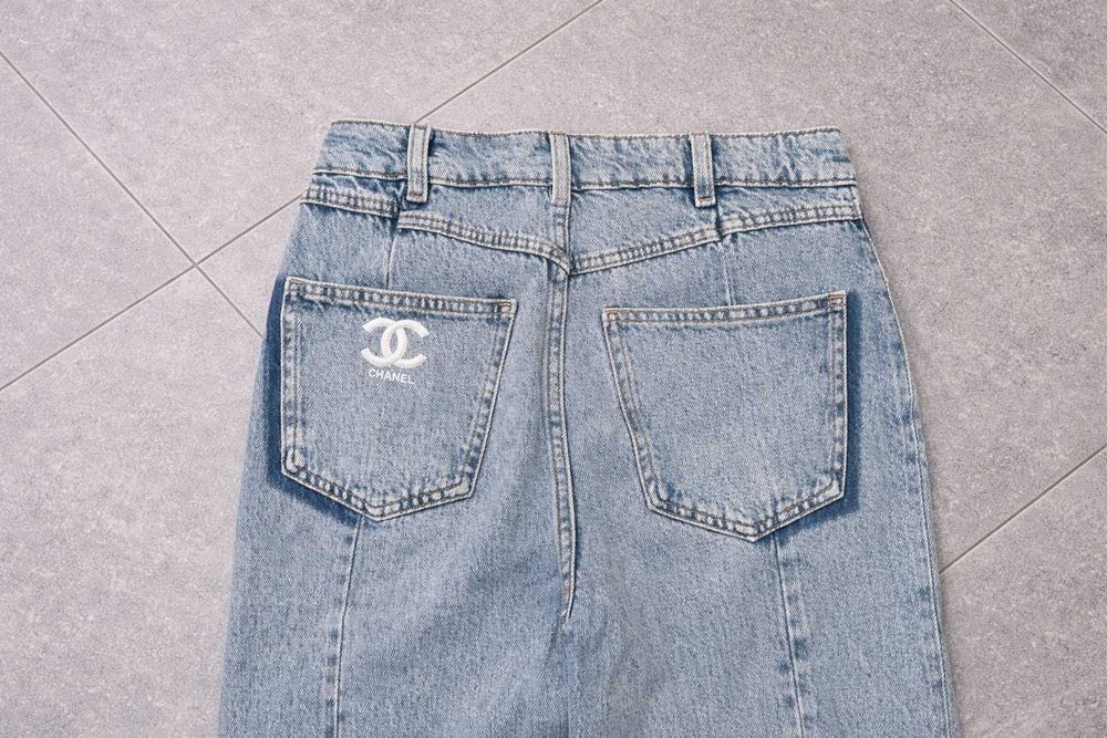 дамски дънки на шанел с цепка отпред ползвани но запазени с модерен дизайн chanel деним