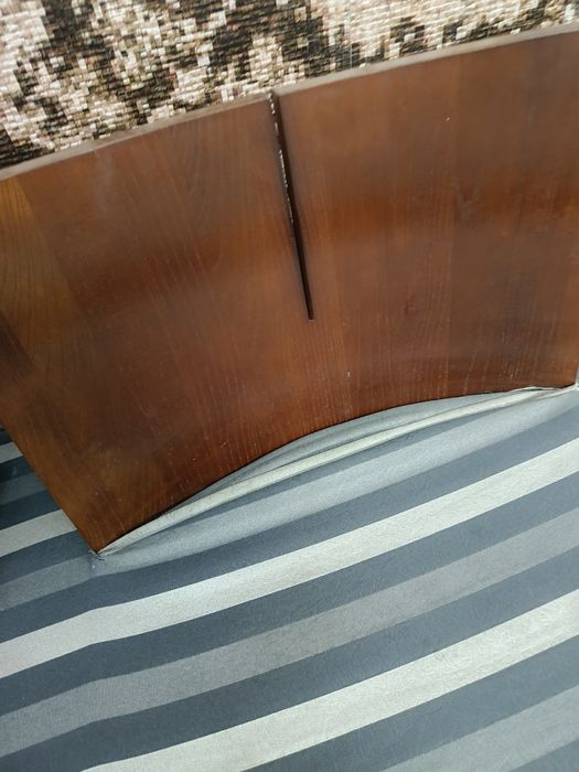 Бутиков диван с облегалки от масивно дърво .