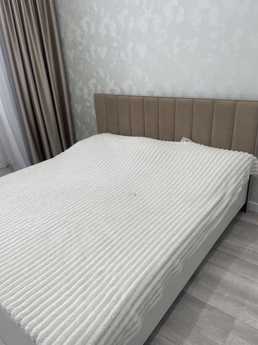 Кровать двухспальная 180/200.