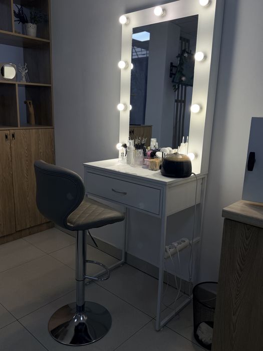 Продам рабочую зону для визажиста, бровиста или мастера по волосам