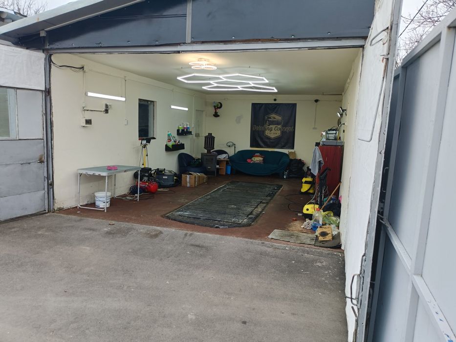 Închiriez garaj in curte