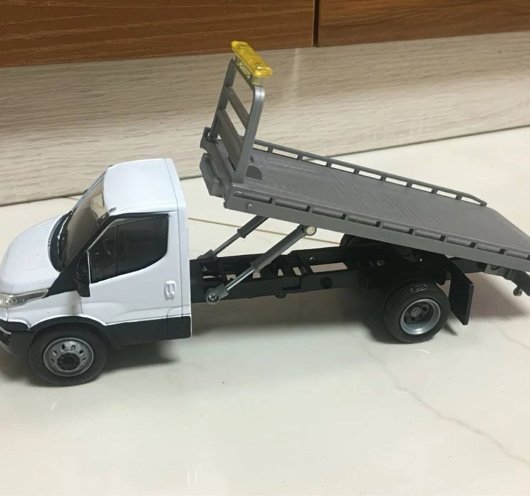 Игрушечная модель  эвакуатор Iveco