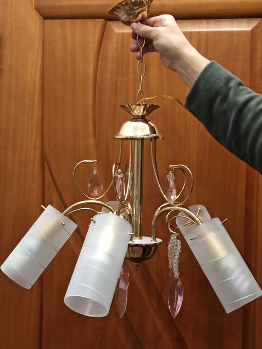 Люстра из пять ламп потолочный светильник.