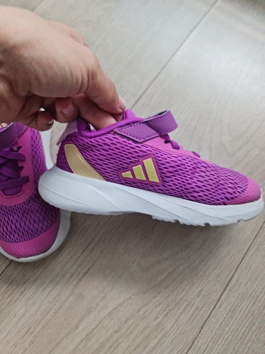 Детски маратонки Adidas
27 номер
Без забележки 
10€
Изпращам с удобен за вас куриер