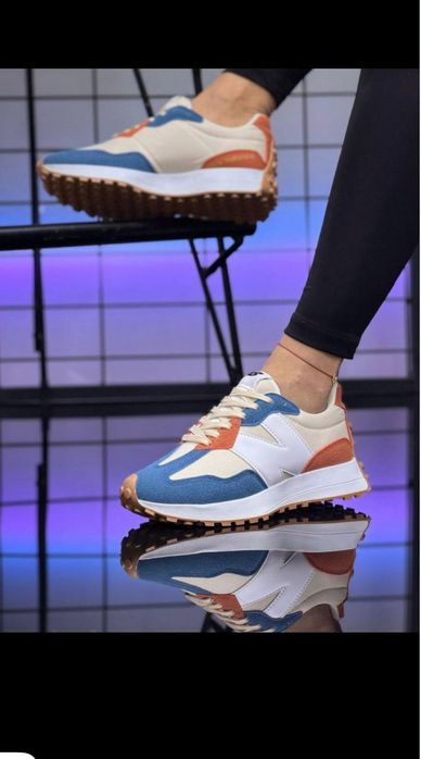 New Balance 327.