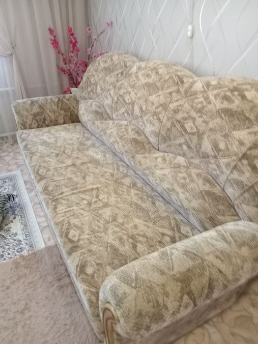 Диван с одним креслом.