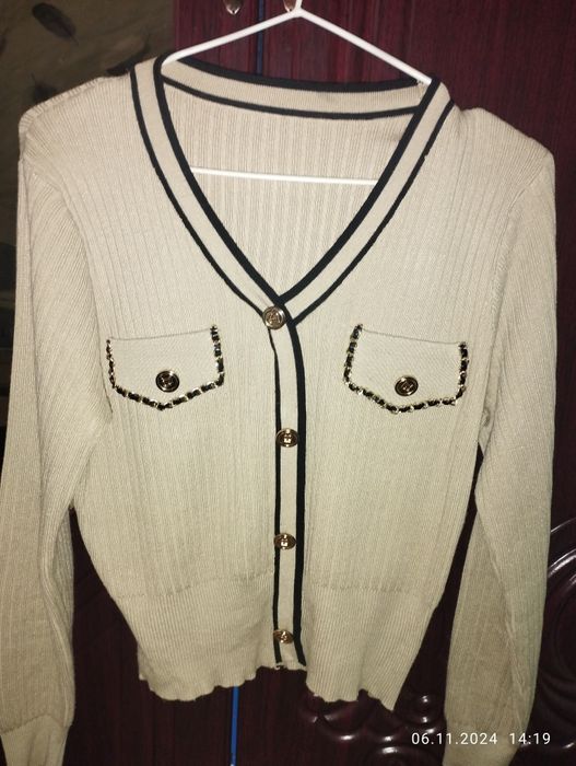 Кофточка сотилади, бежевый жуда чиройли