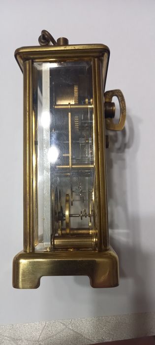 Часовник модел каретен но по съвременен.